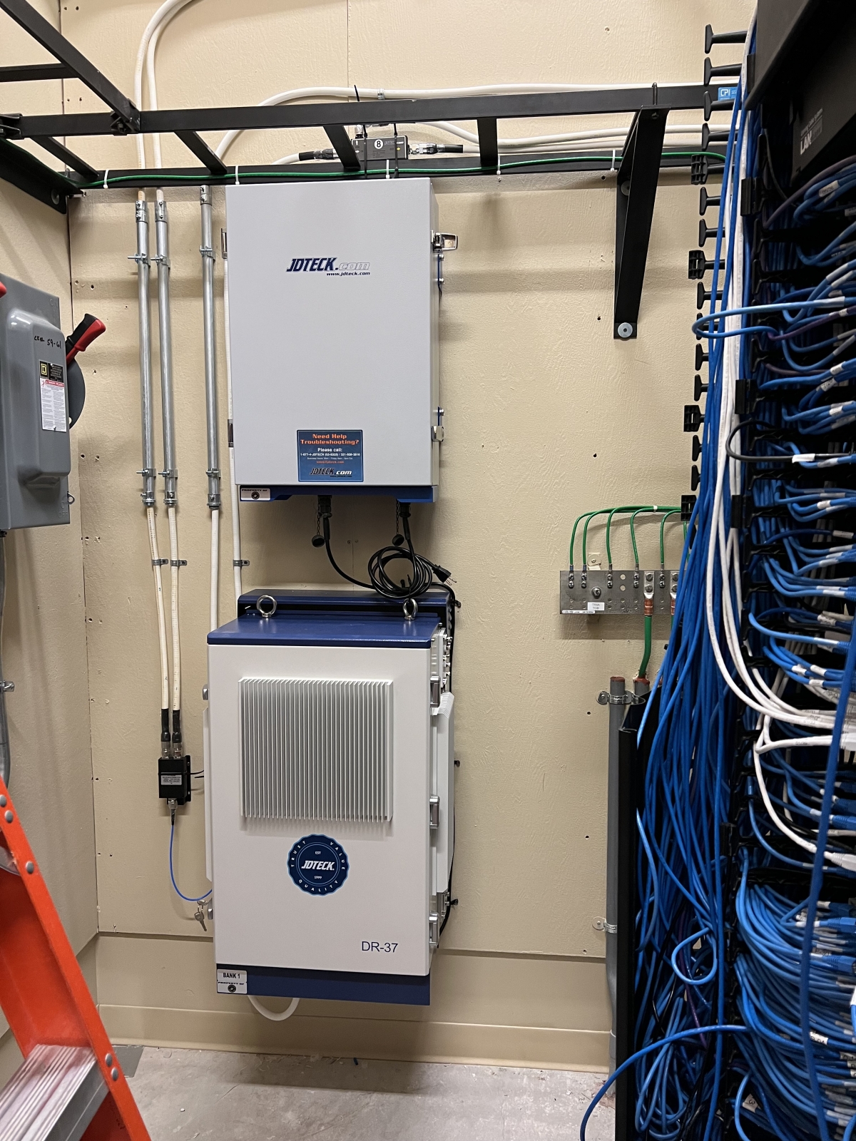 The DR37 is paired with a custom EMI Power Filter Box to ensure full 5 Bars 5G is delivered to all users @ the USMC 