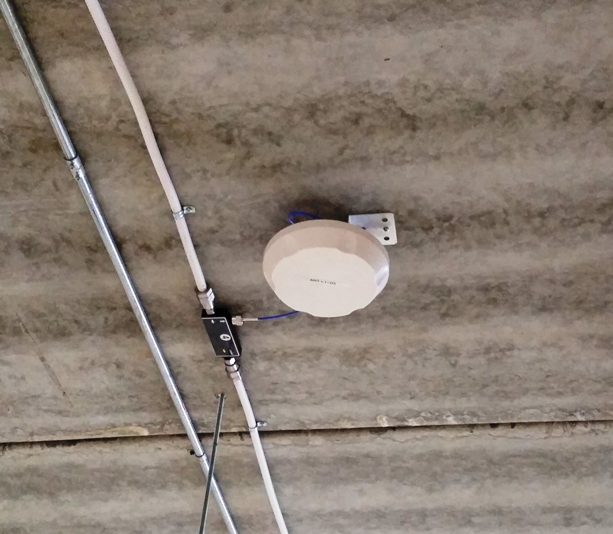 JDTECK's Low Profile, Low PIM Dome Antenna mated to our Z Bracket is perfect for a DAS deployment in a parking garage. Hangs down less that 5 Inches from ceiling deck.