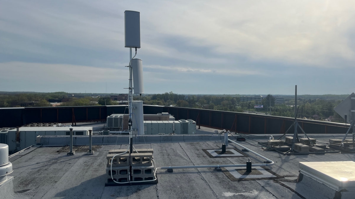 Donor antennas of the JDTECK DAS installed on the roof of one of the largest investment and financial firms on the planet. 
